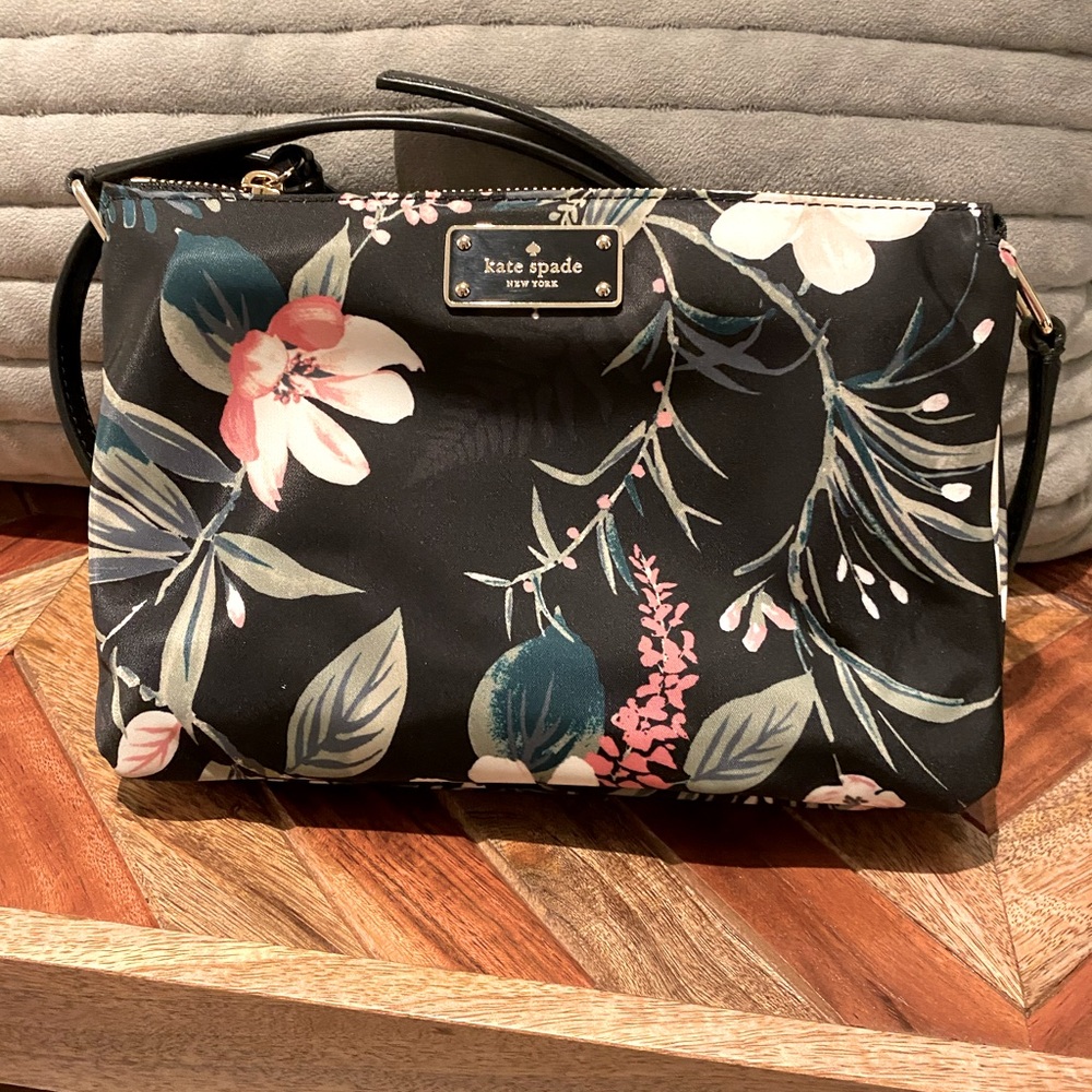 Brand New and Never Worn Kate Spade Handbag With Shoulder Strap.